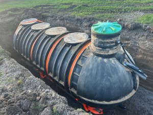 монтаж резервуара с водой